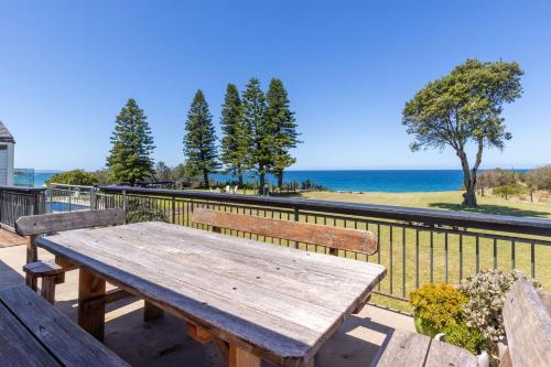 Malda's Retreat Pet Friendly Absolute Beachfront — 4-Star Luxury Hotel in Culburra Beach, Australia