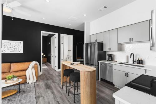 Chic Music Row Condo Rooftop Deck with City View Gym Office and More — 4-Star Luxury Hotel in Nashville, United States
