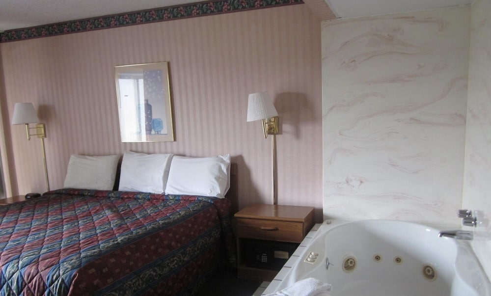 Howard Johnson by Wyndham Benton Harbor St. Joseph - photo 12