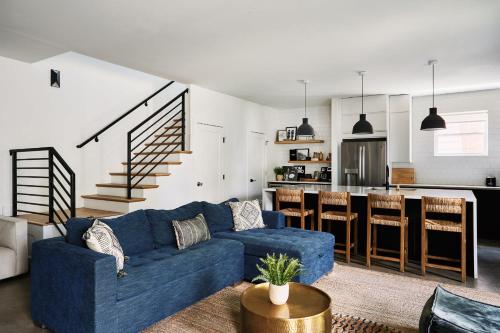 Stylish 3 Bed Retreat Rooftop Parking Sleeps 10 Ensuite Baths Bunk Room Gourmet Kitchen Cozy Living Space Rooftop Views & Fire Table Near Downtown Distilleries & Marathon Village 24 Hr Hospitality — 4-Star Luxury Hotel in Nashville, United States