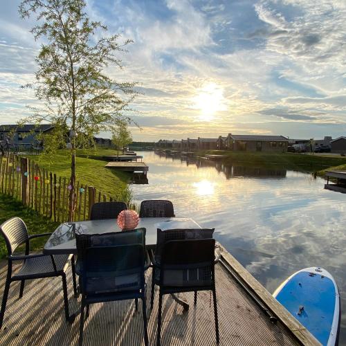 Elegantes Chalet am Wasser mit Steg Klimaanlage Ferienhaus am See Niederlande — 4-Star Luxury Hotel in Kampen, Netherlands