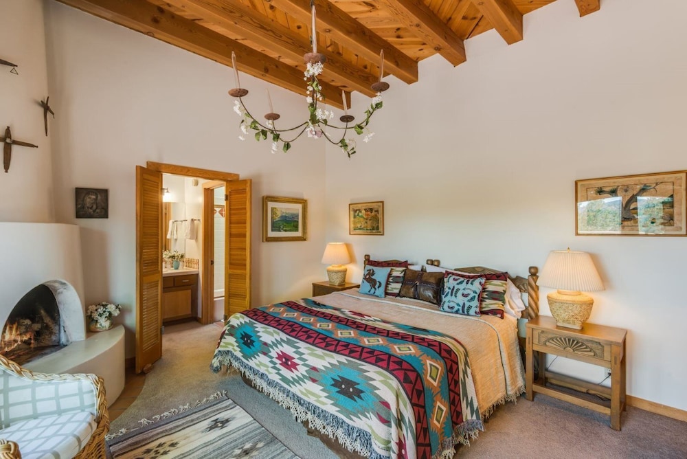 Acoma Majestic Views Near the Santa Fe Opera and Four Seasons in Tesuque in Santa Fe, United States