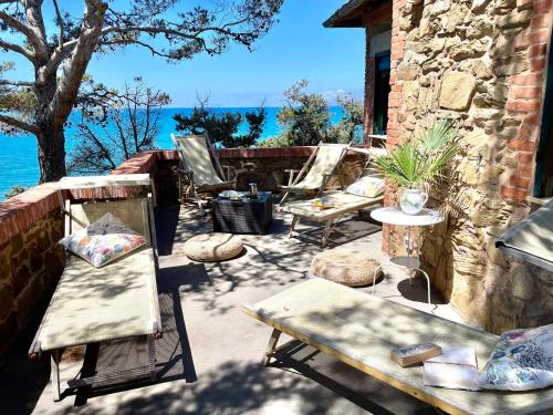 Il Poggetto primo piano 4 camere terrazza vista mozzafiato a soli 200 m dal mare by Alfareal — 4-Star Luxury Hotel in Castiglione Della Pescaia, Italy
