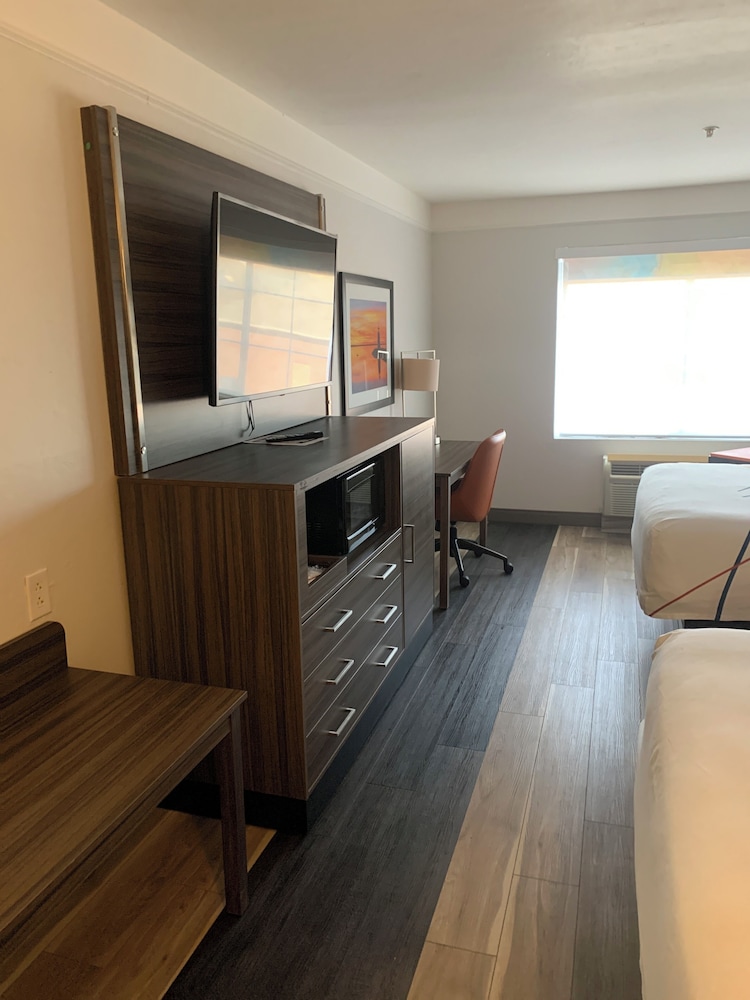 La Quinta Inn & Suites by Wyndham OKC North Quail Springs - photo 24