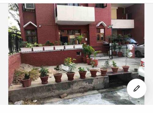 2 Bdrm Apartment With Kitchen And Ac Parking