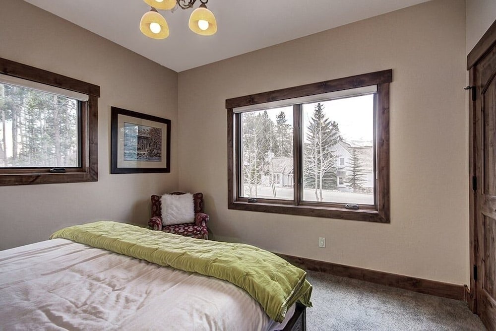 Mountain Majesty Manor Main Street by Pinnacle Lodging - photo 7