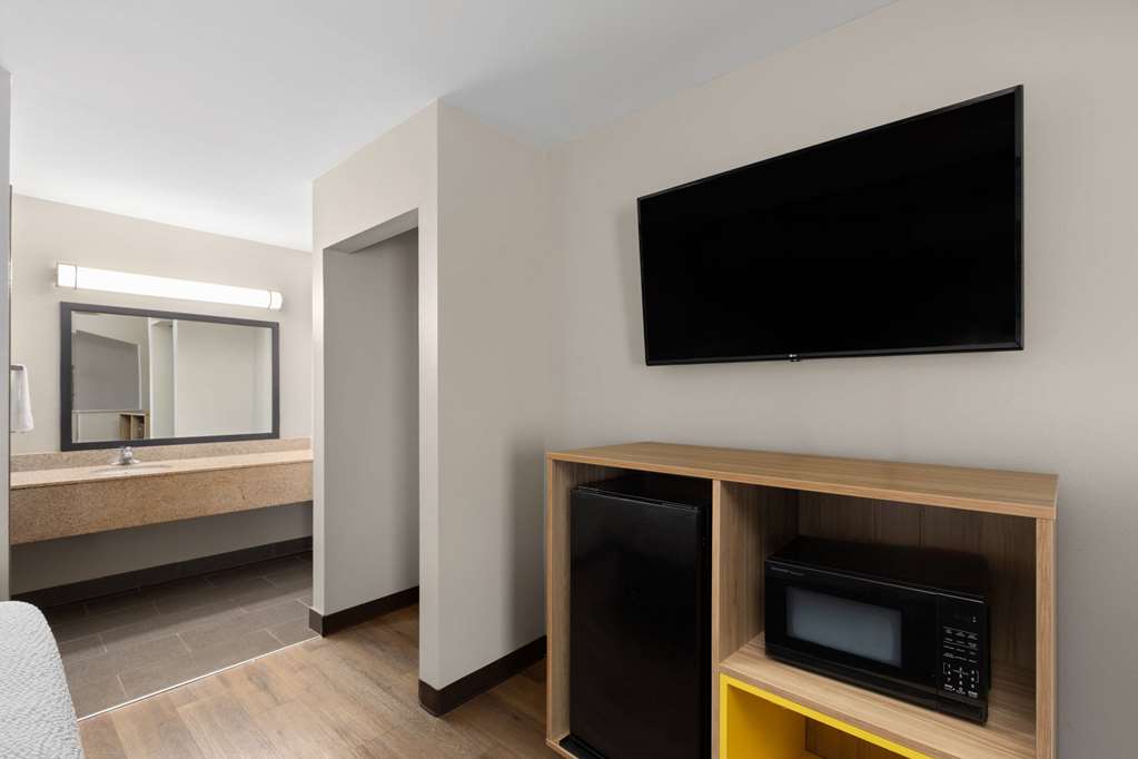 Days Inn by Wyndham Clarksville North - photo 17