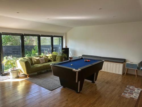 Crossing Retreat Pool Table Projector Barn - last minute hotel in Unknown City