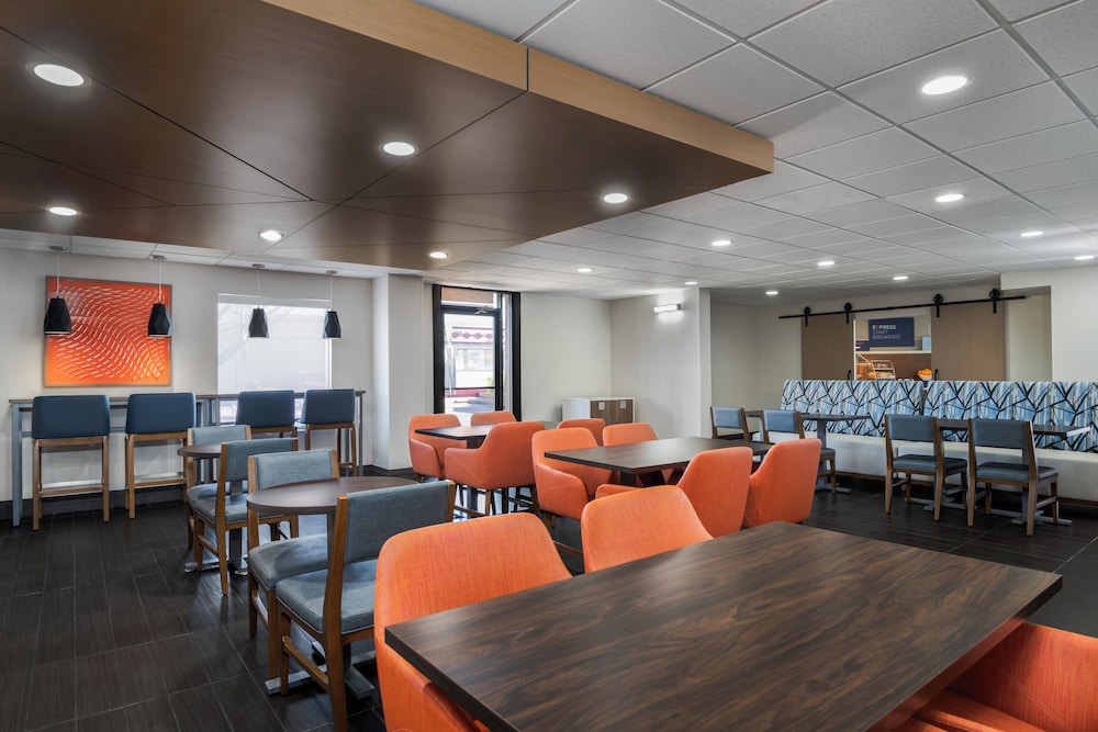 Holiday Inn Express Hotel & Suites Bentonville by IHG - photo 41
