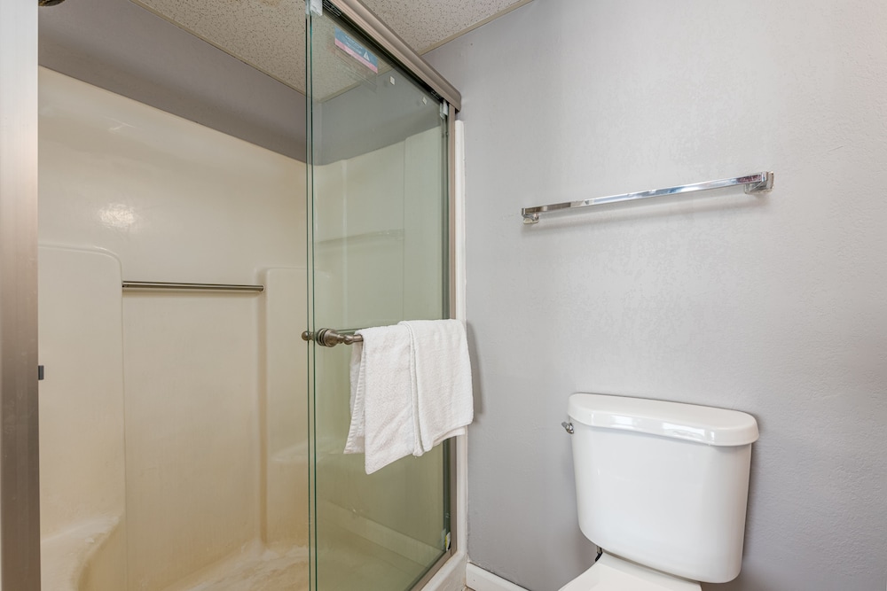 Boardwalk Hotel Charlee & Beach House Rentals - photo 43