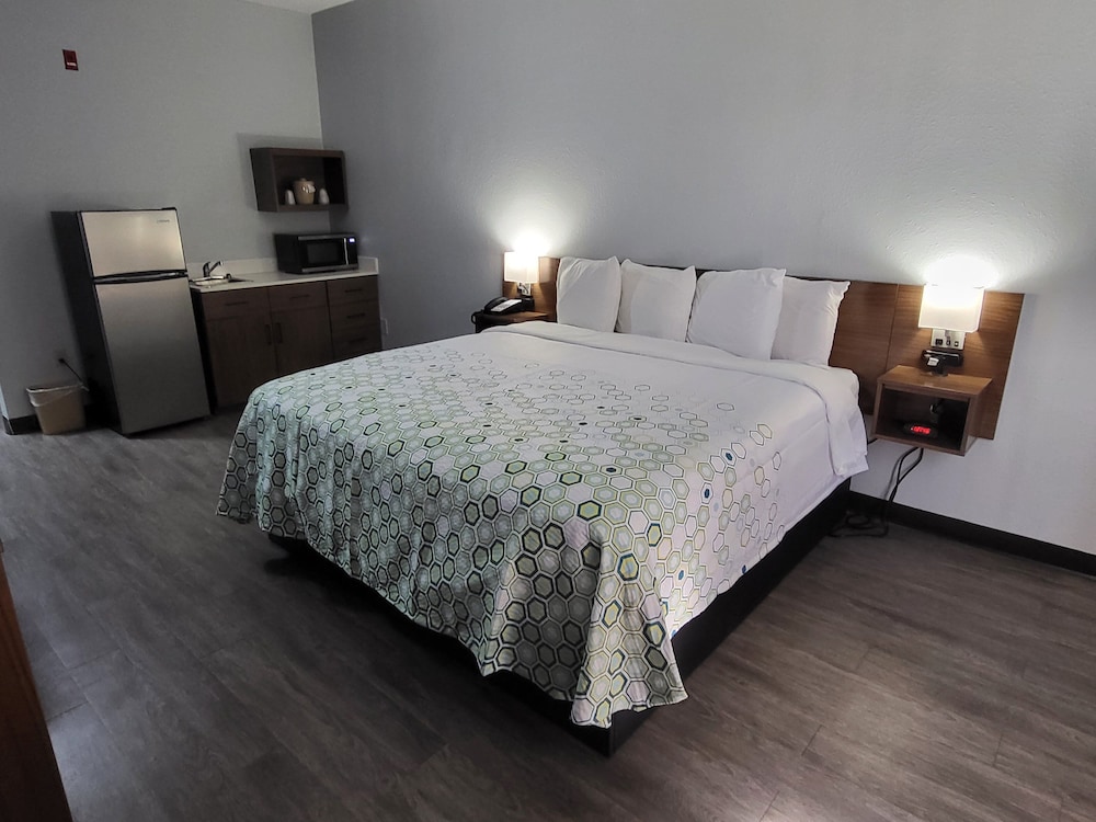 HomeTowne Studios by Red Roof Prattville - photo 12