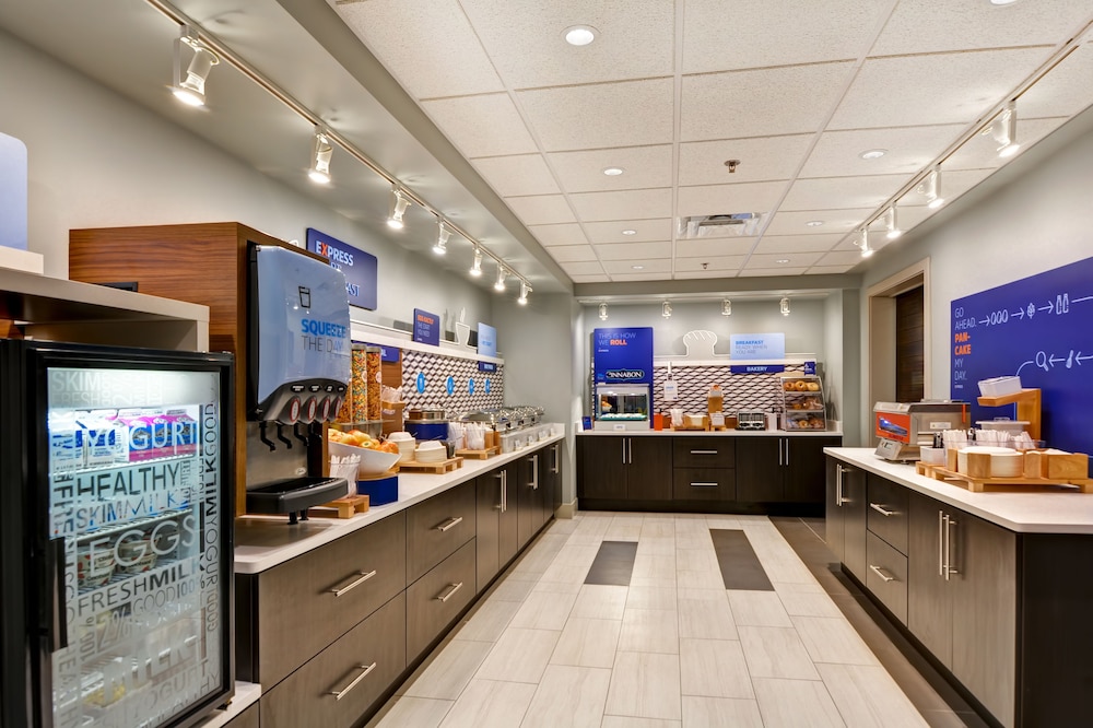 Holiday Inn Express & Suites New Berlin by IHG - photo 31