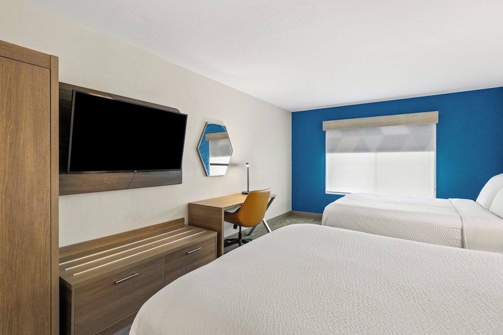 Holiday Inn Express and Suites Fairmont by IHG - photo 29