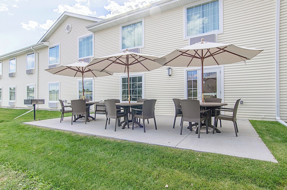 Cobblestone Inn & Suites Guernsey - photo 30