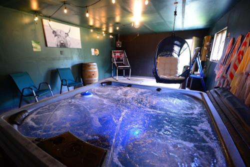 Cozy Cabin with Hottub at Cloverdale Cabins — 4-Star Luxury Hotel in Hinckley, United States