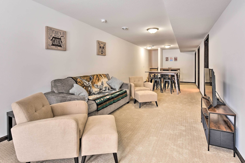Family Friendly Lakefront Home With Deck 17405398 — Danbury