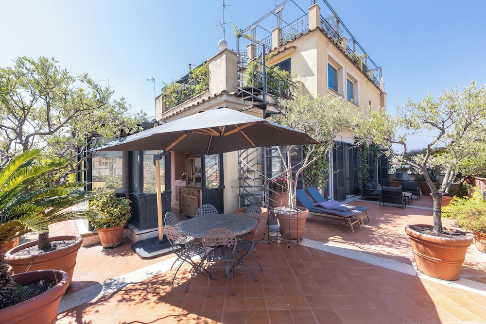 Rental in Rome Trevi Luxury Penthouse — 4-Star Luxury Hotel in Rome, Italy