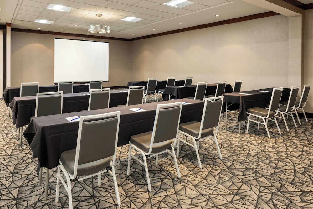 Delta Hotels by Marriott Milwaukee Northwest - photo 23