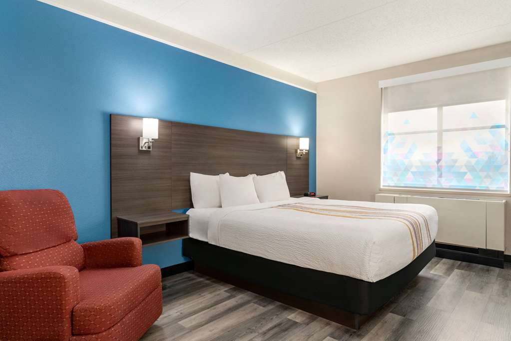 La Quinta Inn & Suites by Wyndham Madison American Center - photo 14