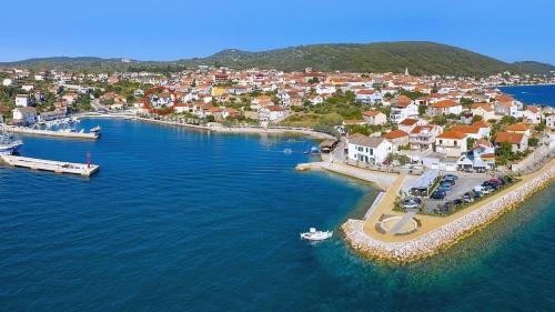 Apartments by the sea Kali Ugljan 24314 — 4-Star Luxury Hotel in Kali, Croatia