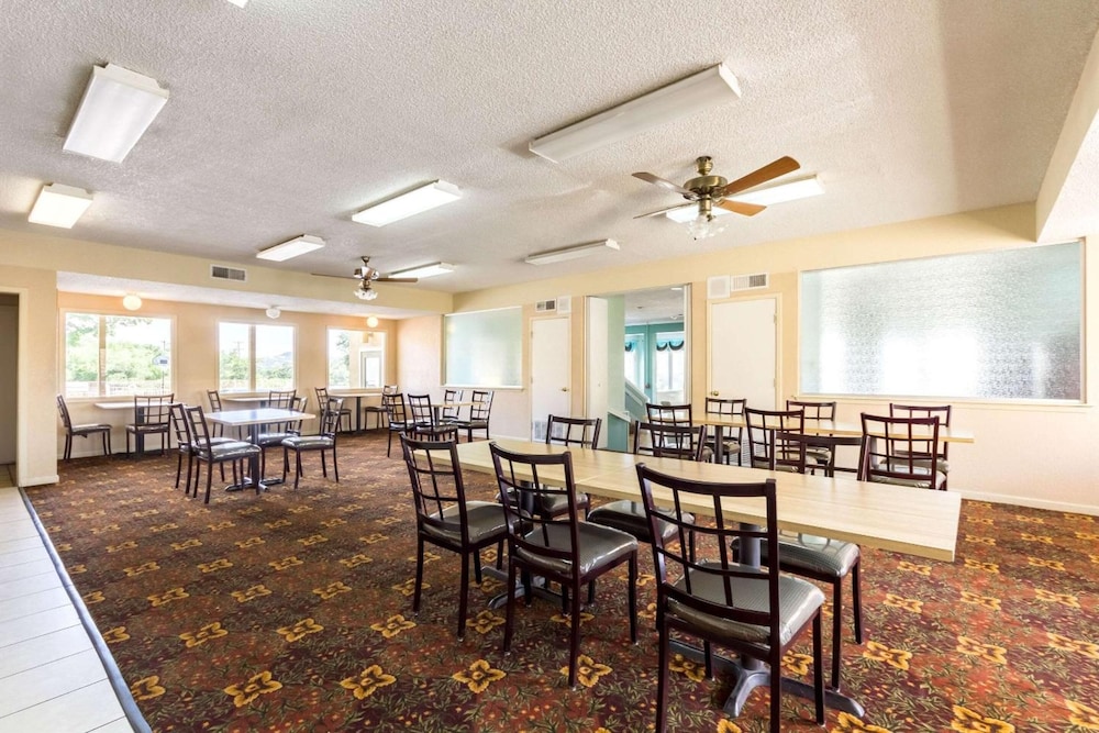 HillView Inn - photo 38