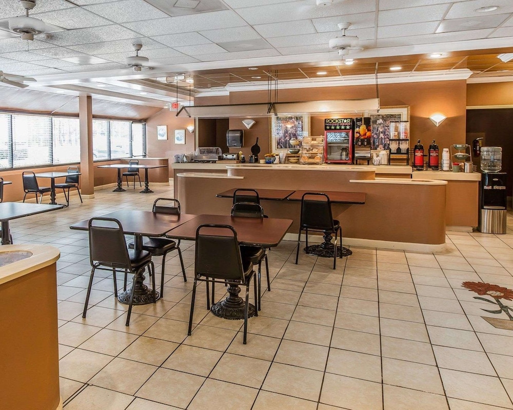 Econo Lodge Douglas - photo 47