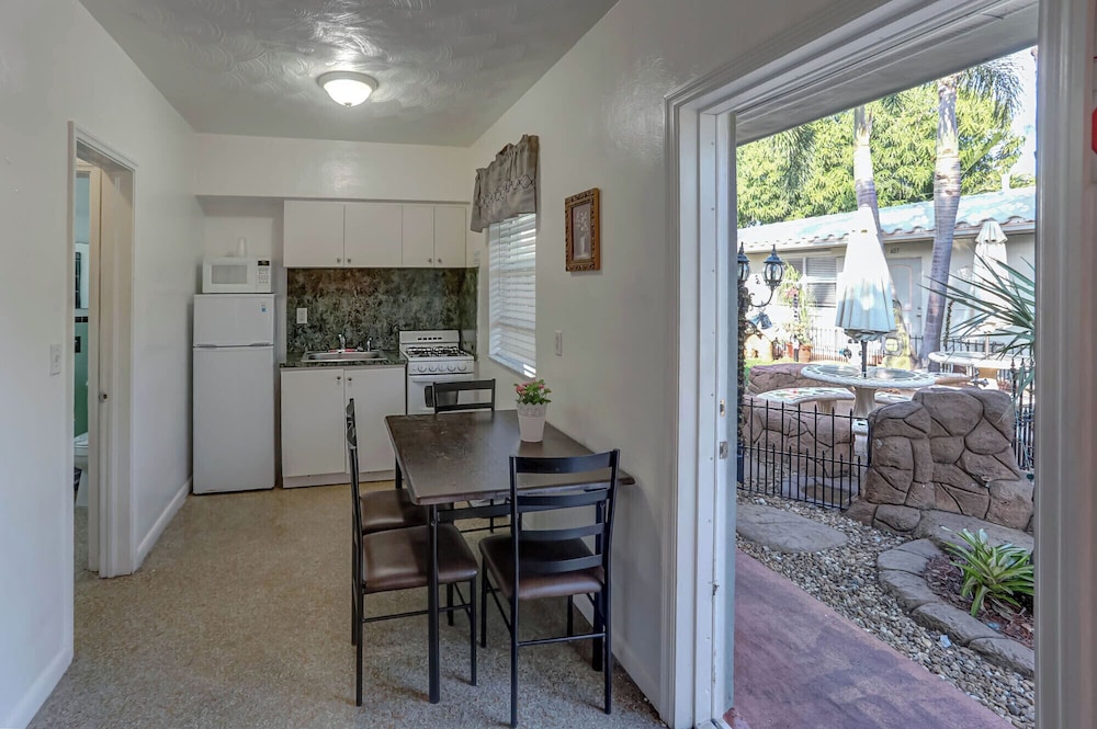 Richard's Pet Friendly Motel - photo 24