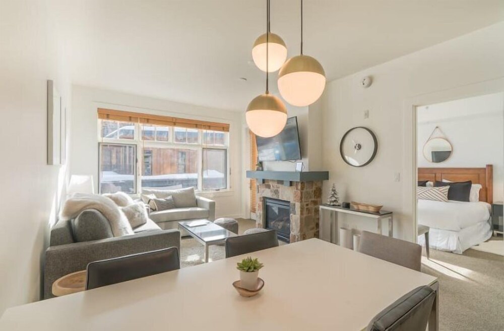 Luxury Ski in Ski out 1 Bedroom Colorado Resort Vacation Rental in the Heart of Snowmass Base Village - photo 4