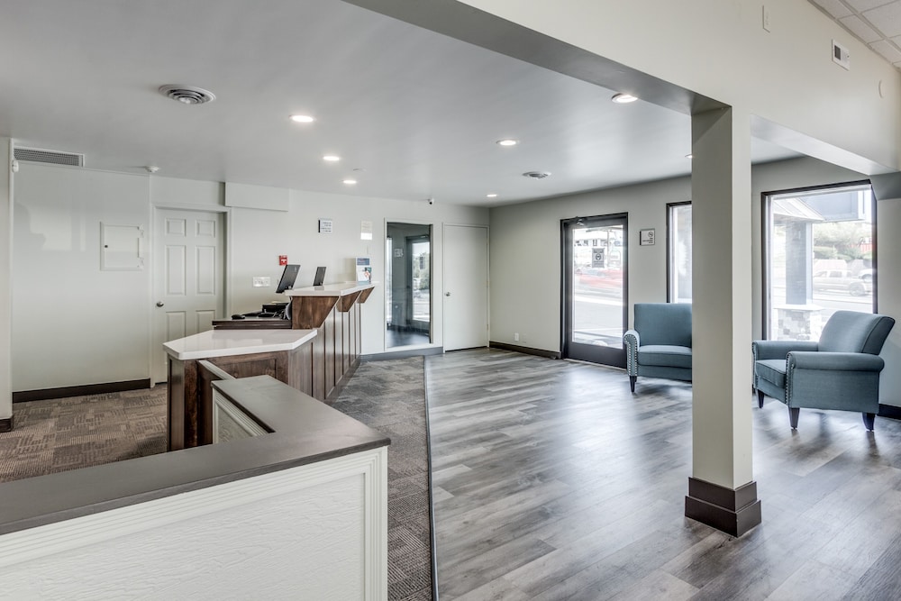 Days Inn & Suites by Wyndham Spokane - photo 4