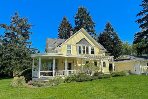 Marty's Place — 4-Star Luxury Hotel in Langley, United States