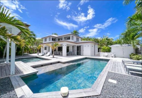 Villa Manzana : neuve 4ch 4sdb 2 piscines LUXE — 4-Star Luxury Hotel in Saint-Francois, Guadeloupe