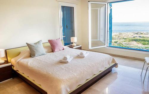 Luxury Bay View Villa 20 Right On Τhe Beach