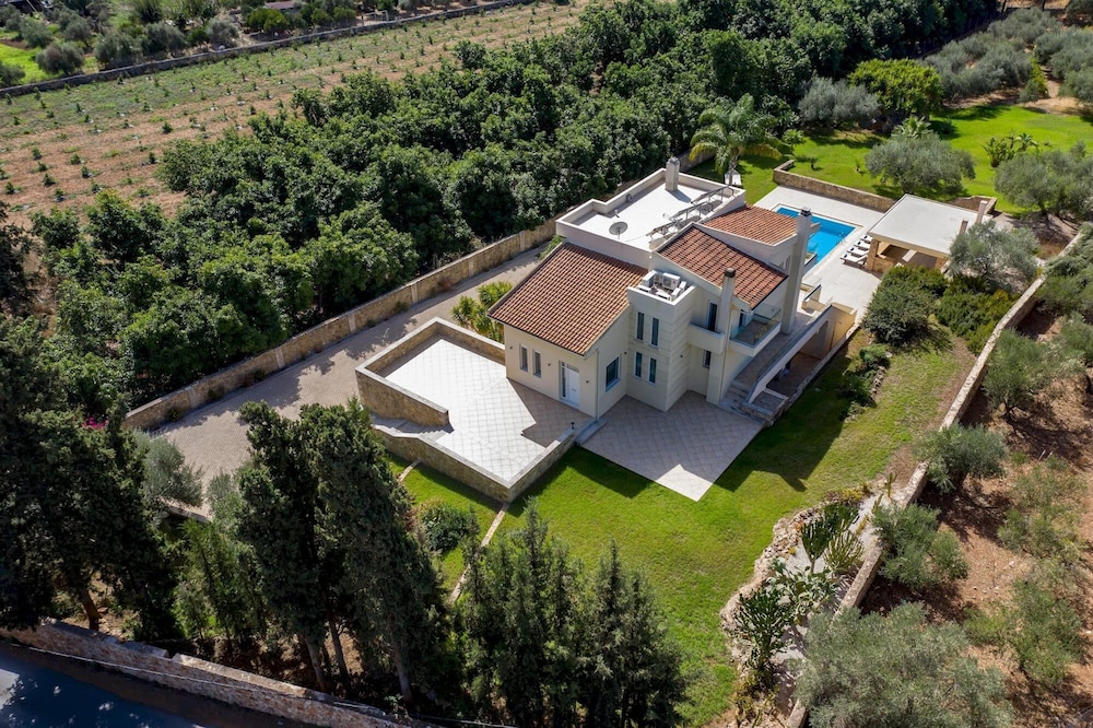Melitini in Souda With 7 Bedrooms and 6 Bathrooms — 4-Star Luxury Hotel in Chania, Greece