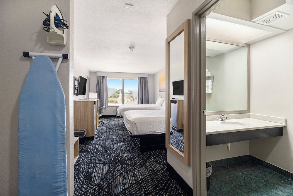 Days Inn & Suites by Wyndham Muskegon - photo 12