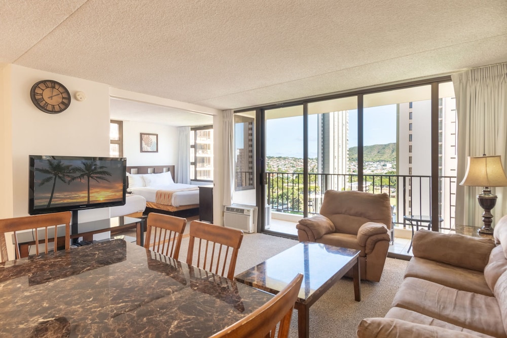 Waikiki Banyan Pool View Tower 1 Suite 1501 - photo 5