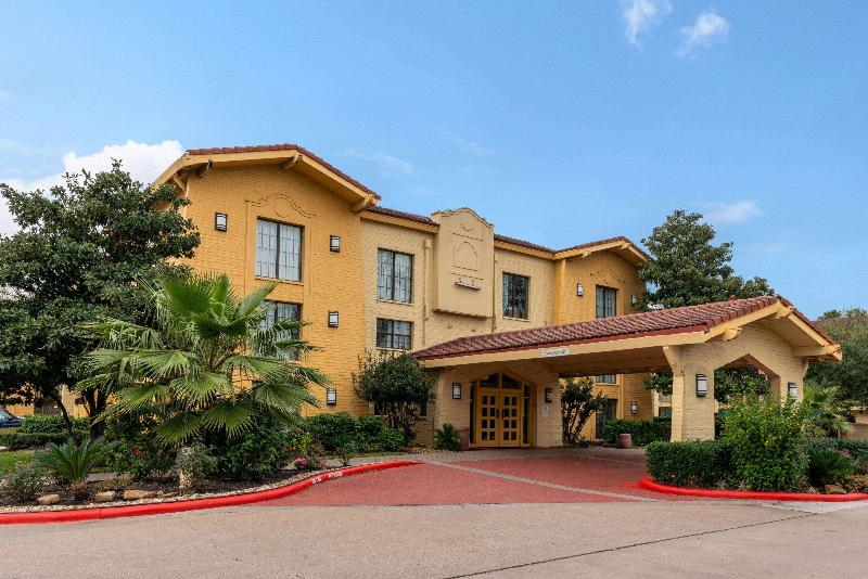 Super 8 by Wyndham The Woodlands North — hotel in The Woodlands