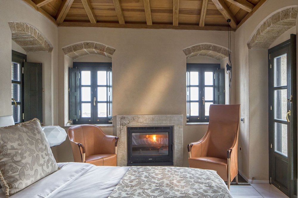 Moni Emvasis Luxury Suites — Gefyra — photo 4