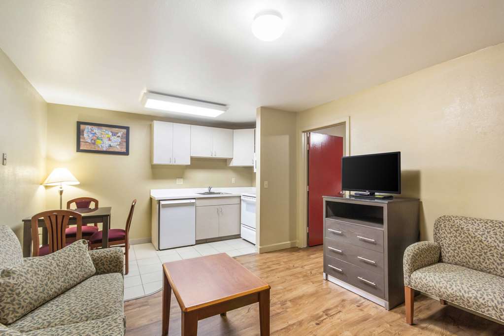 Econo Lodge Inn & Suites I 35 at Shawnee Mission - photo 44