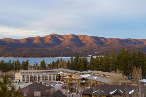 Big Bear Village View Haus is a large pet and kid friendly chalet with hot tub located a short walk to village — 4-Star Luxury Hotel in Big Bear Lake, United States