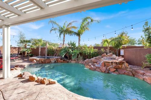 Lux 3BR Oasis Near Strip with Heated Pool and Jacuzzi in Las Vegas, United States