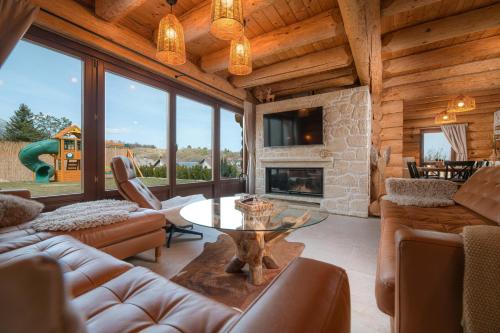 Lesný Chalet with Jacuzzi and sauna 4 km from Starý Smokovec — 4-Star Luxury Hotel in Nova Lesna, Slovakia
