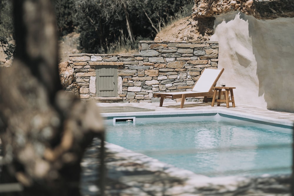 Zos Suites — 4-Star Luxury Hotel in Naxos, Greece
