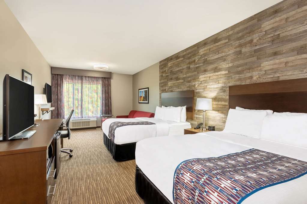La Quinta Inn & Suites by Wyndham Bloomington - photo 19
