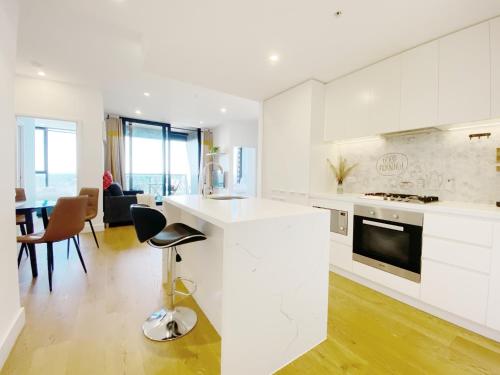 Highrise Skyline Spectacular View Luxury 2B2B1C — 4-Star Luxury Hotel in Box Hill, Australia