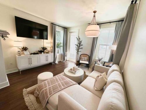 Stylish Cozy Family Cottage with Golf Cart 1 mile to Dwntn Ocean Springs and beach — 4-Star Luxury Hotel in Ocean Springs, United States