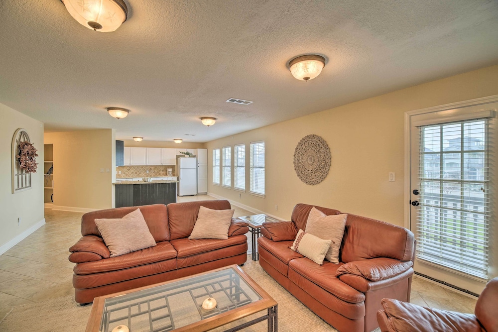 Apt w Balconies Steps to Kemah Boardwalk — 4-Star Luxury Hotel in Kemah, United States