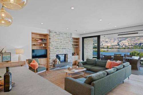 Winona of Wanaka Luxury Lakefront Apartment — 4-Star Luxury Hotel in Wanaka, New Zealand