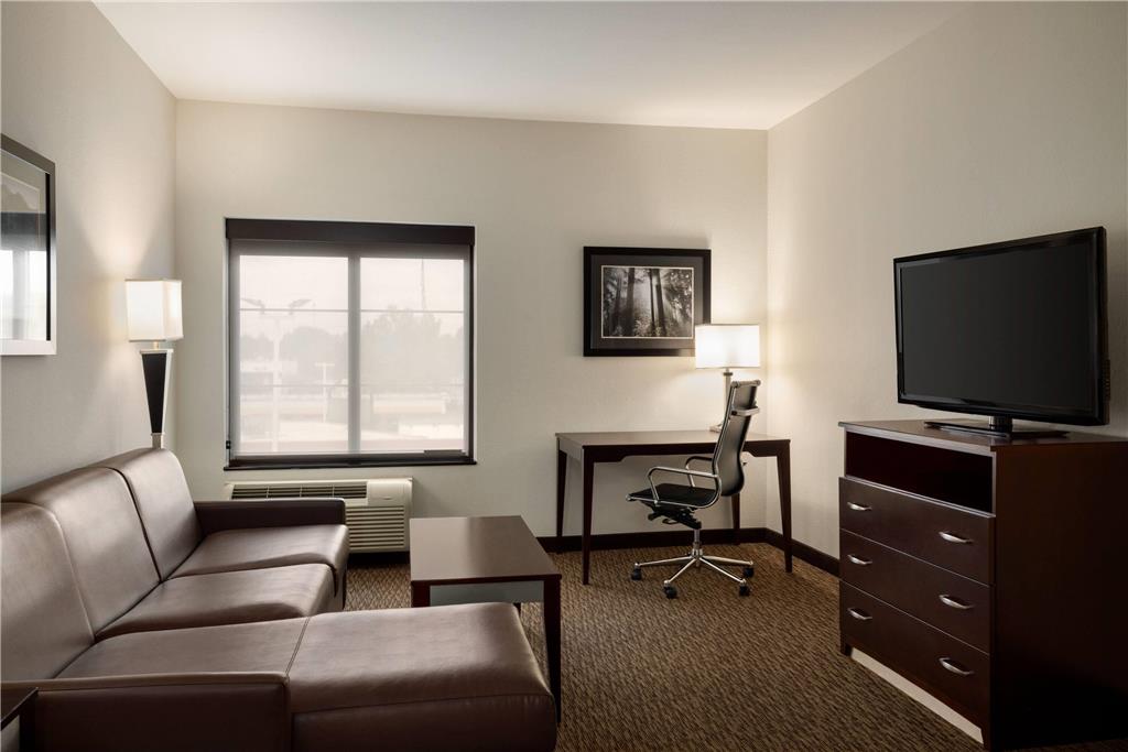 La Quinta Inn & Suites by Wyndham Memphis Wolfchase - photo 40