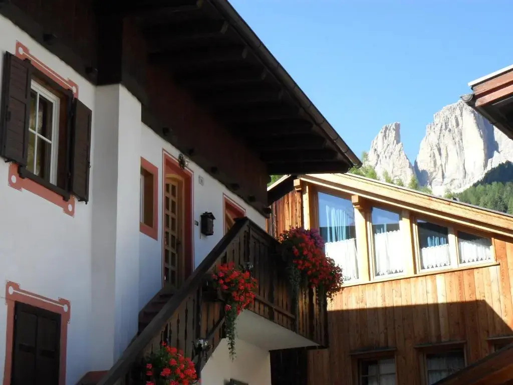 Casa Claudio Appartamenti In Centro — 4-Star Luxury Hotel in Campitello Di Fassa, Italy