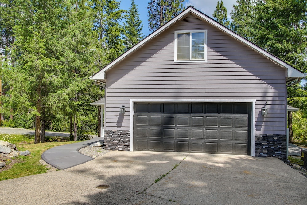 Crystal Bay Home with Fireplace Near Ski Resorts — 4-Star Luxury Hotel in Post Falls, United States